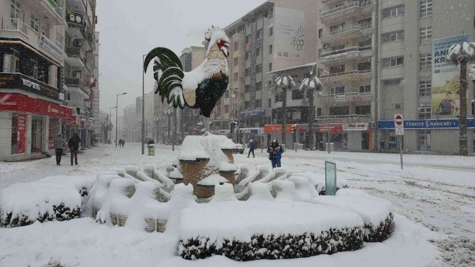 Denizli Kent Merkezinde Kar Kalındığı 10 Santimetreyi Aştı