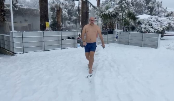 Pamukkale’de 30 Santimetre Karda Yüzme Keyfi