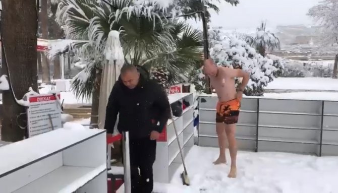 Pamukkale’de 30 Santimetre Karda Yüzme Keyfi