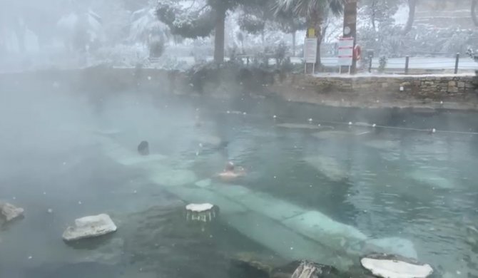 Pamukkale’de 30 Santimetre Karda Yüzme Keyfi