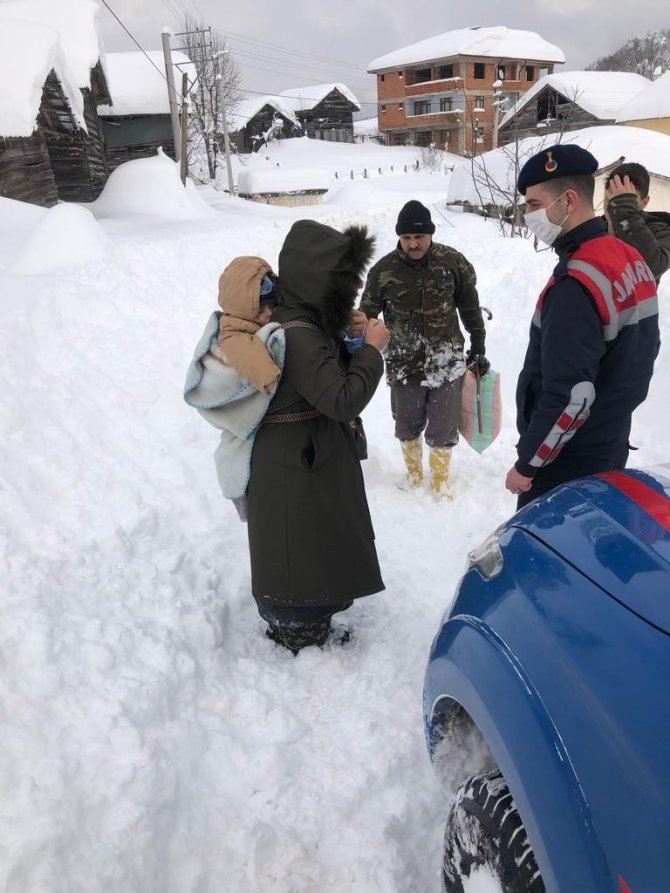 Kara Saplanan Araçlarını Jandarma Ve Vatandaşlar Kurtardı