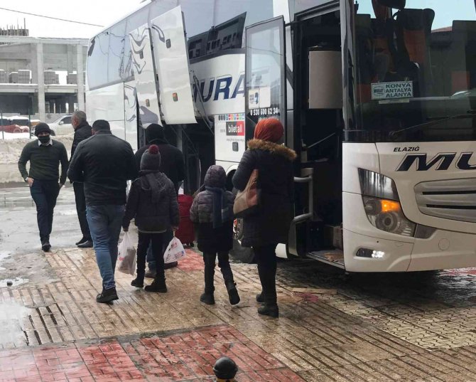 Elazığ’da Otobüs Seferlerinin Açılmasıyla Vatandaşlar Otogara Akın Etti