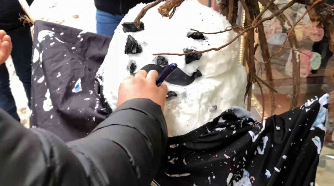 Berber Müşteri Bulamayınca Kardan Adamı Tıraş Etti