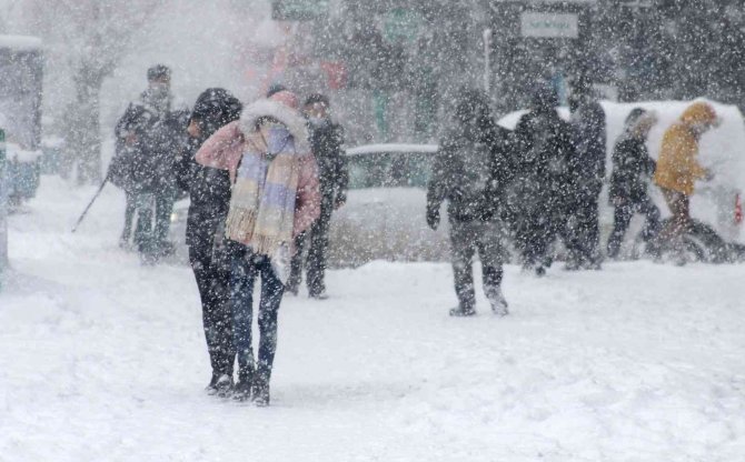 Erzincan’da Kar Ve Tipiden 401 Köy Yolu Ulaşıma Kapandı