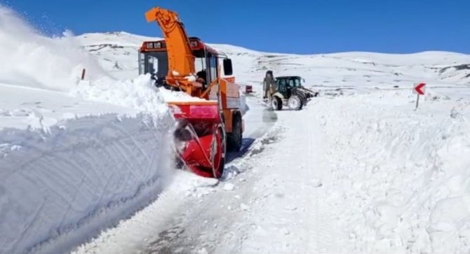 Kar Erzurum’da Hayatı Felç Etti, Bin 186 Mahallenin 700’üne Ulaşım Sağlanamıyor