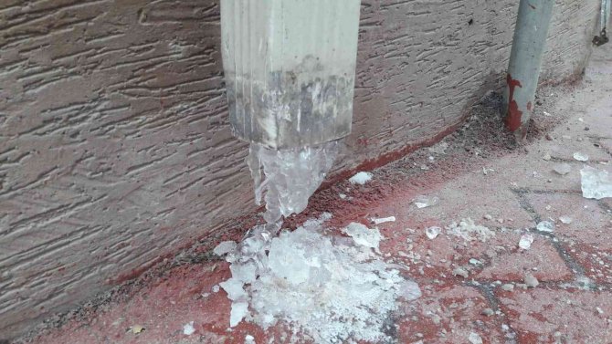 Eskişehir’de Çatı Suyu Tahliye Boruları Dondu
