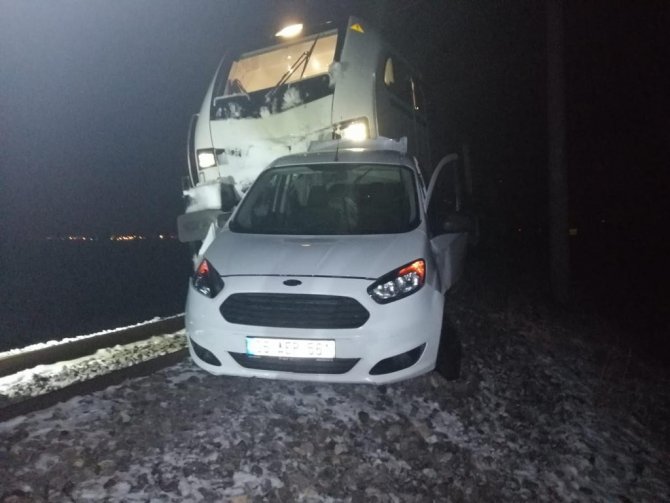 Eskişehir’de Rayda Askıda Kalan Kamyonete Tren Çarptı