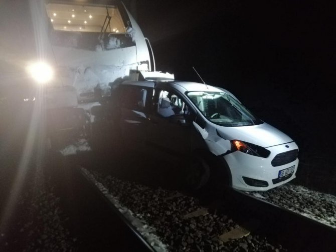 Eskişehir’de Rayda Askıda Kalan Kamyonete Tren Çarptı