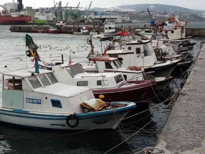 Bandırma’da Fırtına Etkili Oluyor