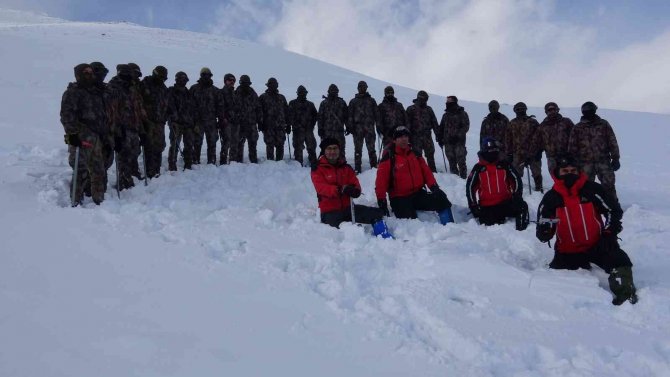 Çığ Bölgesindeki Canlar Polise Emanet