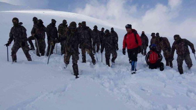 Çığ Bölgesindeki Canlar Polise Emanet