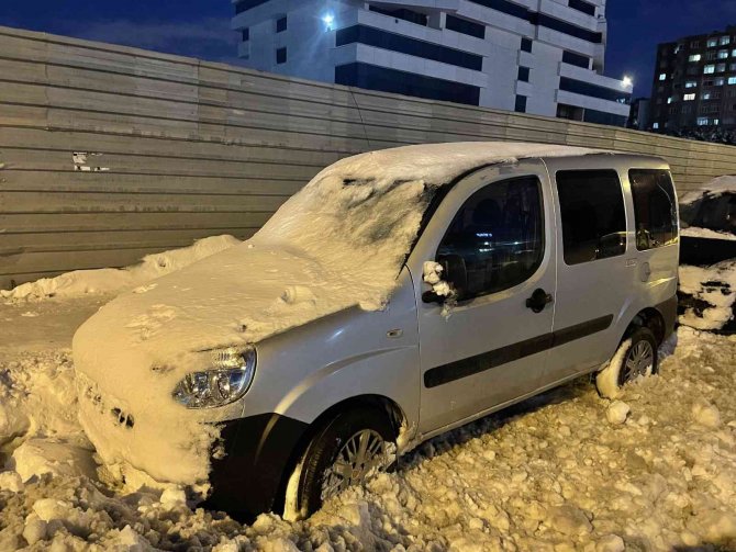 Hadımköy’de Sürücüler Yolda Bıraktıkları Araçlarını Çekiyor