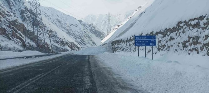 Hakkari-van Karayoluna Çığ Düştü