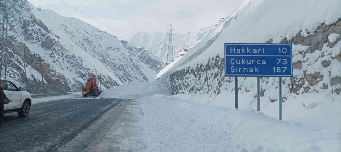 Hakkari-van Karayoluna Çığ Düştü