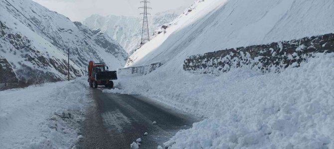 Hakkari-van Karayoluna Çığ Düştü