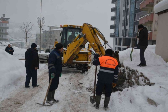 Hakkari’de Bin Abonenin Suyu Dondu