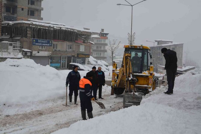 Hakkari’de Bin Abonenin Suyu Dondu
