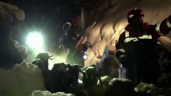 Yaylada Mahsur Kalan Besici Aileye Kurtarma Operasyonu
