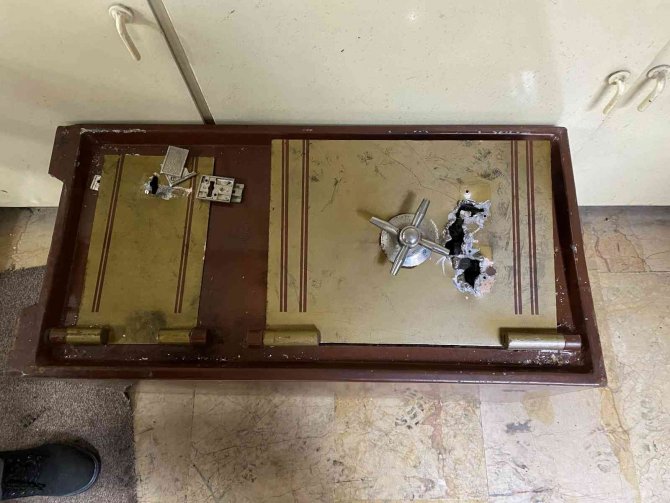Eminönü’nde Kasa Hırsızları Tarihi Handaki 30 Dükkana Girdi