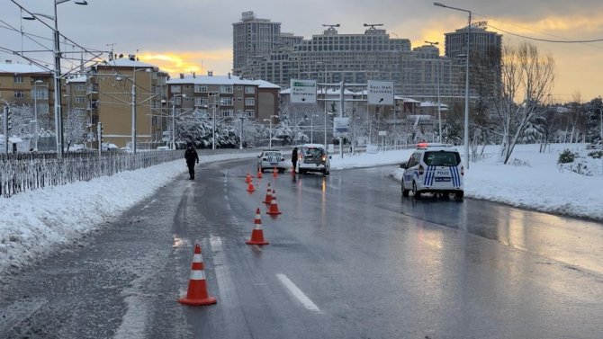 İ̇stanbul Polisi Yoldan Kalan Sürücülere Yardım Etti