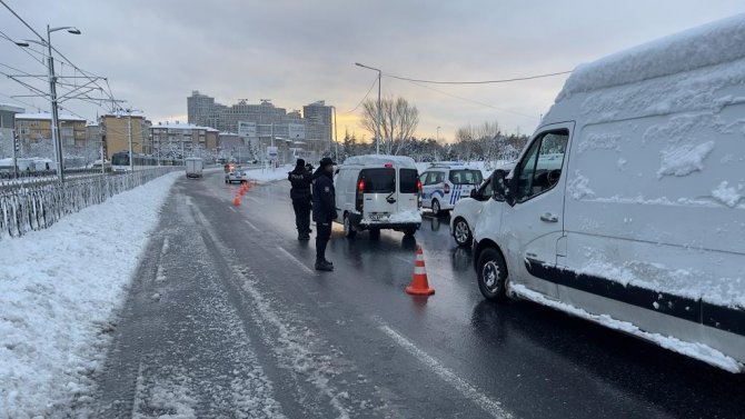 İ̇stanbul Polisi Yoldan Kalan Sürücülere Yardım Etti