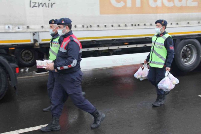 Jandarma Ekiplerinden Tır Sürücülerine Kumanya