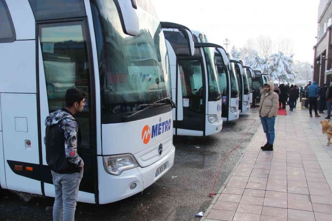İ̇stanbul’a Gönderilmeyen Yolcu Otobüsleri Dinlenme Tesislerinde Bekletiliyor