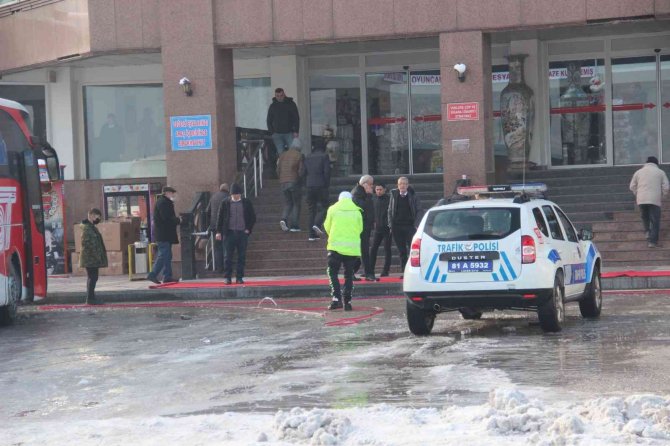 İ̇stanbul’a Gönderilmeyen Yolcu Otobüsleri Dinlenme Tesislerinde Bekletiliyor