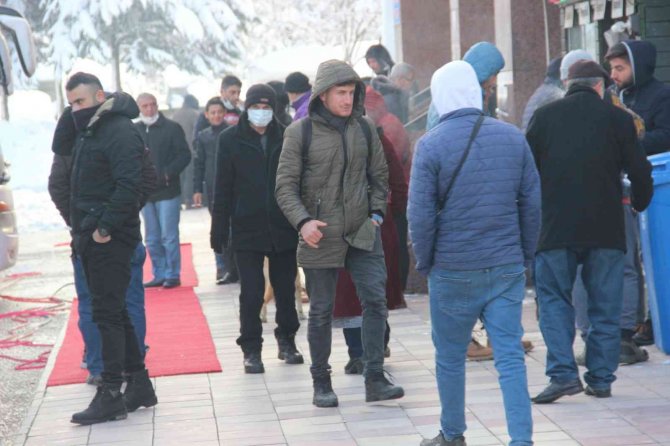 İ̇stanbul’a Gönderilmeyen Yolcu Otobüsleri Dinlenme Tesislerinde Bekletiliyor