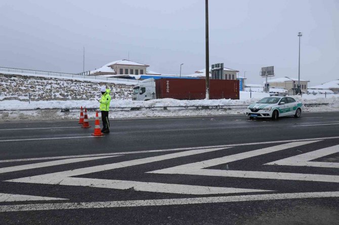 İ̇stanbul’a Giden Otobüs Ve Ağır Tonajlı Araçların Bolu’dan Geçişine İzin Verilmiyor
