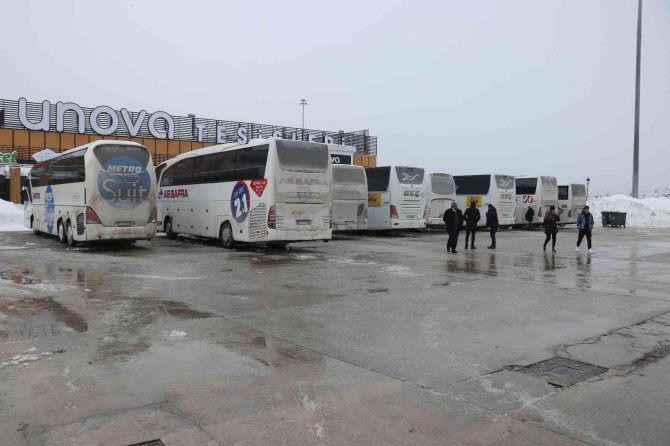 İ̇stanbul’a Gidemeyen Yolcular Saatlerdir Bolu’daki Tesislerde Bekletiliyor