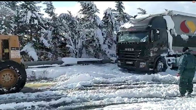 Karda Mahsur Kalan Tırlar İş Makineleriyle Kurtarılıyor