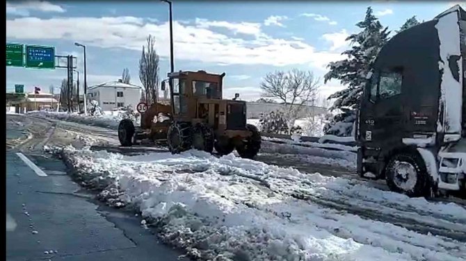 Karda Mahsur Kalan Tırlar İş Makineleriyle Kurtarılıyor