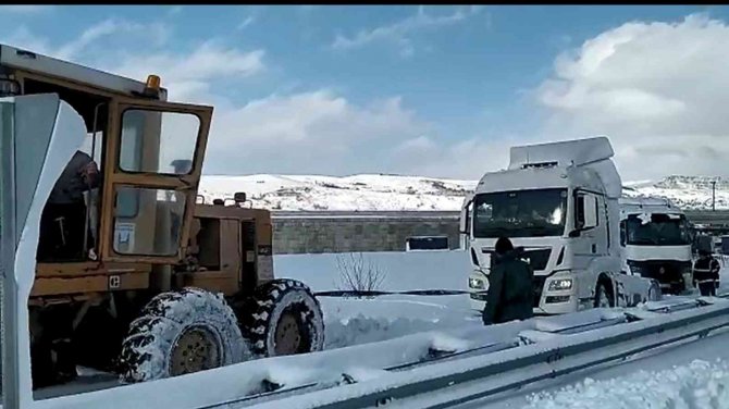 Karda Mahsur Kalan Tırlar İş Makineleriyle Kurtarılıyor