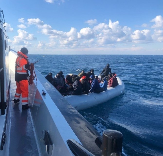 İ̇zmir Açıklarında 28 Düzensiz Göçmen Kurtarıldı