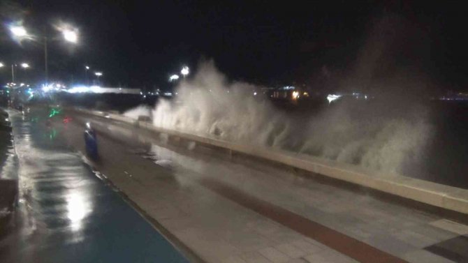 İ̇zmir’de Fırtına Nedeniyle Deniz Taştı