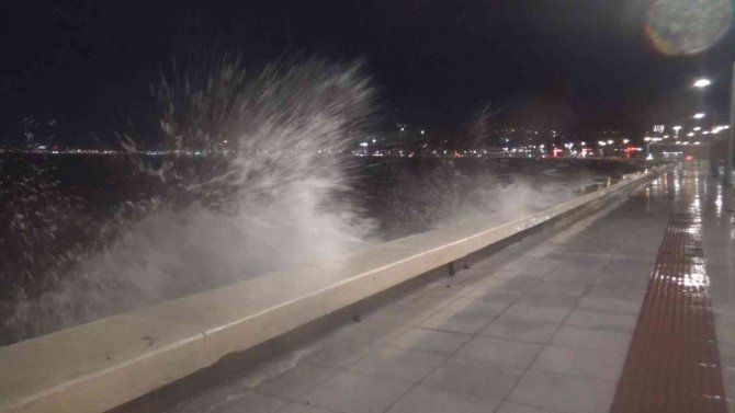 İ̇zmir’de Fırtına Nedeniyle Deniz Taştı