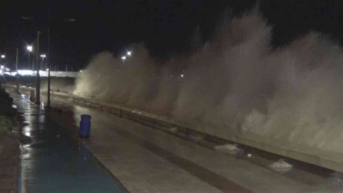 İ̇zmir’de Fırtına Nedeniyle Deniz Taştı