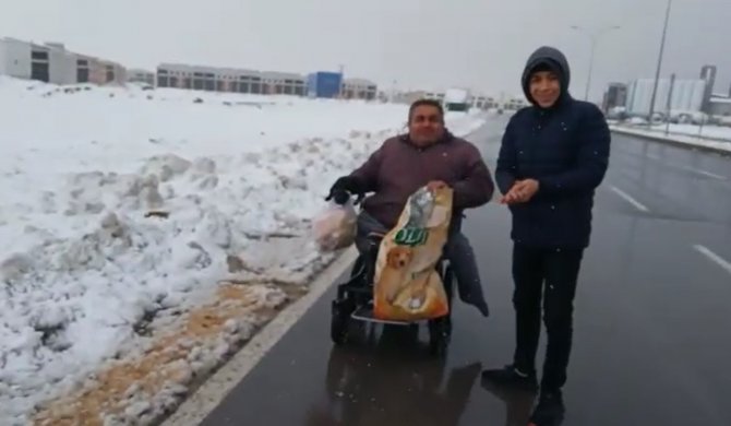 Engelli Aracına Binip Sokak Hayvanlarına Mama Bıraktı