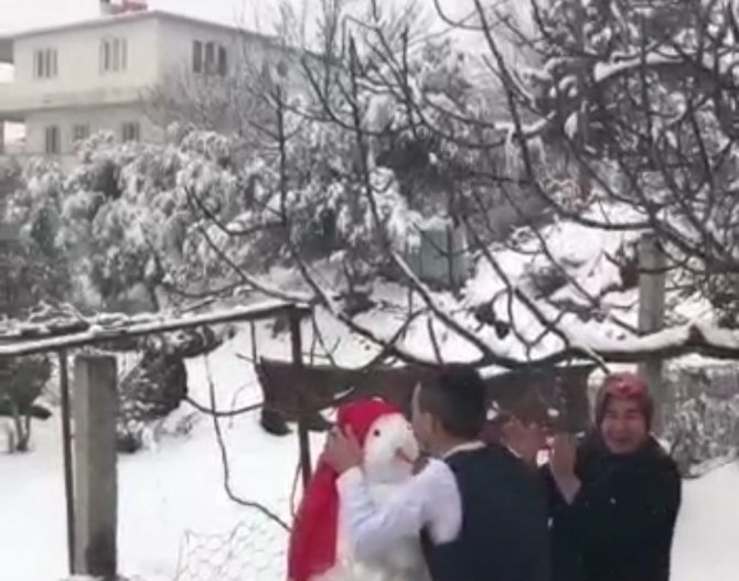 Kahramanmaraş’ta Kardan Gelin Yaptılar