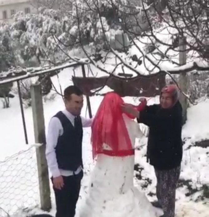 Kahramanmaraş’ta Kardan Gelin Yaptılar