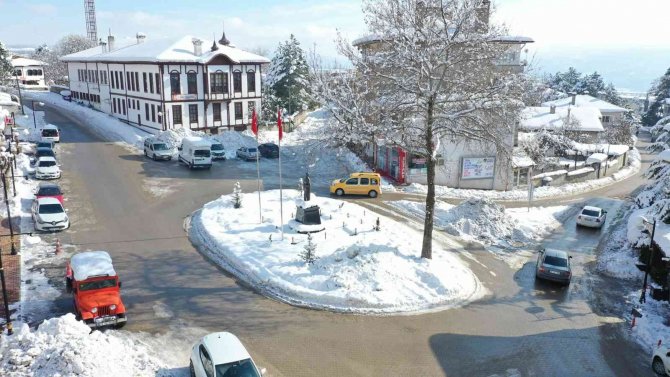 Safranbolu’da Ekiplerin Hummalı Çalışmaları Ulaşımın Aksamasını Engelledi