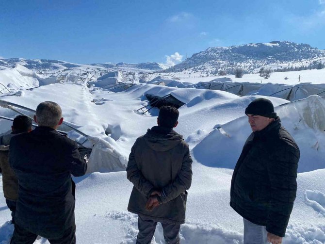 Karaman’da Karın Ağırlığına Dayanamayan Seralar Çöktü
