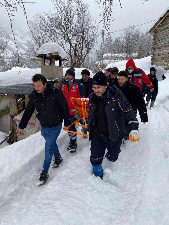 Yolları Kapanan Köylerde Mahsur Kalan 17 Hasta Kurtarıldı