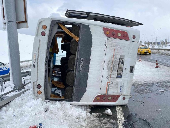 Karlı Yolda Servis Minibüsü Yan Yattı: 3 Yaralı