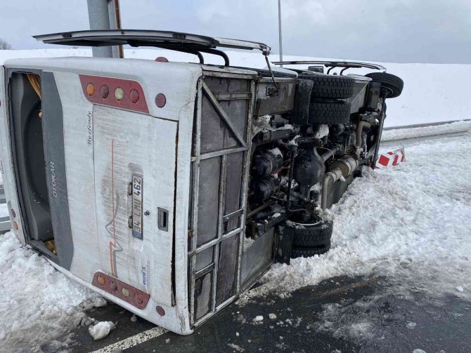 Karlı Yolda Servis Minibüsü Yan Yattı: 3 Yaralı