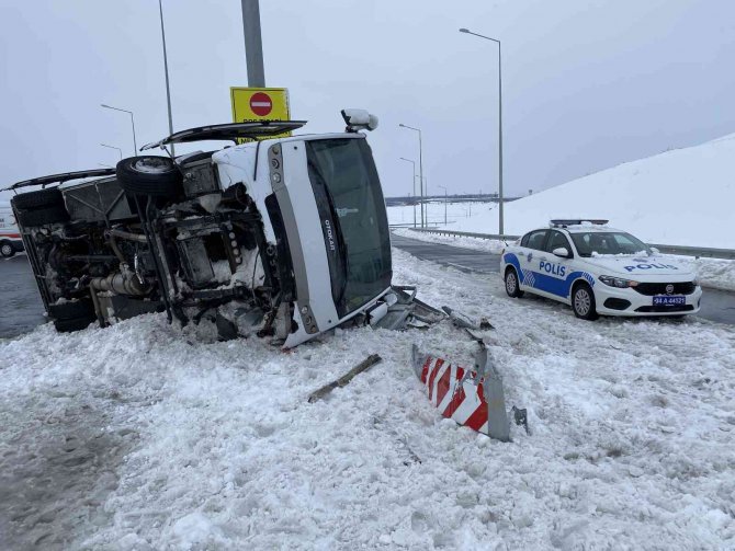 Karlı Yolda Servis Minibüsü Yan Yattı: 3 Yaralı