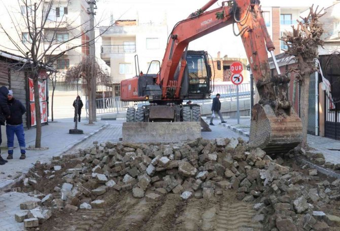 Turgutlu Belediyesi Farklı Noktalarda Çalışmalarını Sürdürüyor