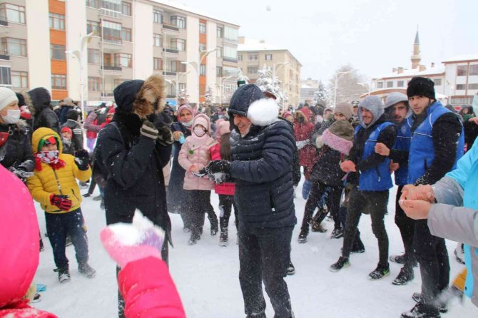 Konya’da Çocuklara Kartopu Oynama Ve Kardan Adam Etkinliği