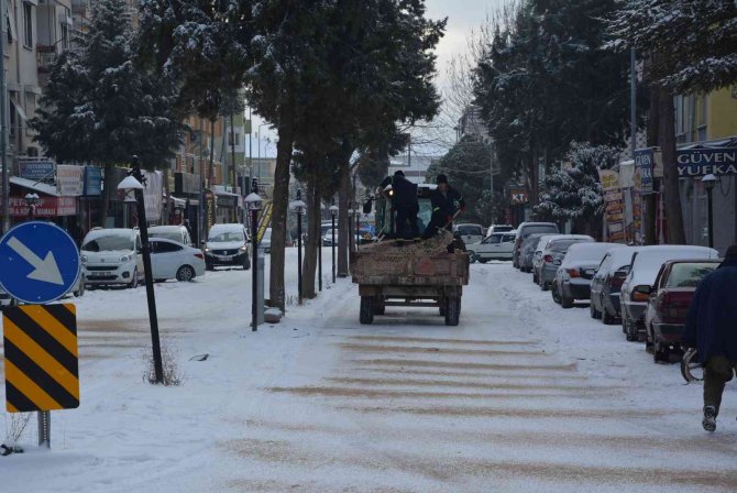 Antalya’nın Korkuteli İlçesinde Kar Kalınlığı 5 Santimi Buldu